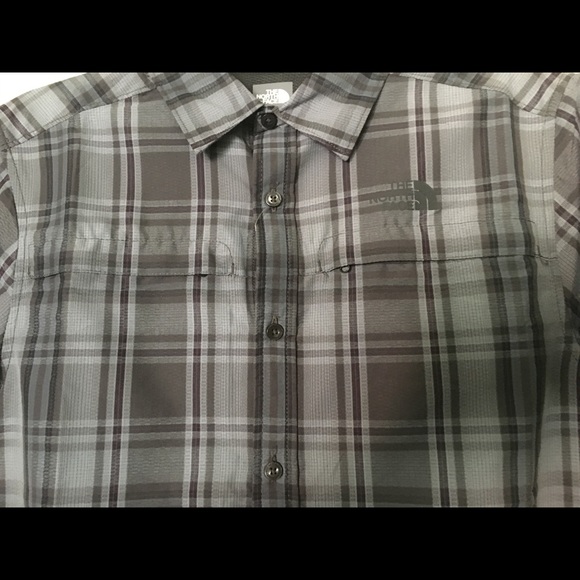 The North Face button down short sleeve shirt. - Picture 4 of 8